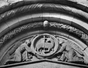 Tympanon mit zwei Engeln, ein Agnus Dei-Medaillon haltend