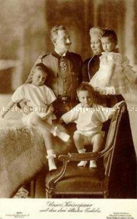 Wilhelm II. und Auguste Viktoria mit ihren Enkelkindern Wilhelm, Louis Ferdinand und Hubertus