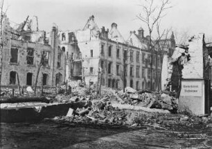 Ruine des Verwaltungsgebäudes an der Fürstenstraße (spätere Fetscherstraße) im Stadtkrankenhaus Dresden-Johannstadt, im Vordergrund stehengebliebenes Mauerstück mit dem Hinweisschild "Aufnahme Kinderklinik"
