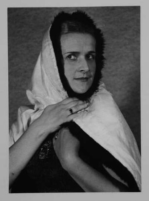 Porträt Elisabeth Reichelt (1910-2001; Koloratursopranistin). Reproduktionspositiv nach Fotografie von Gerhard Laßig. Staatsoper Dresden, 1942/1943