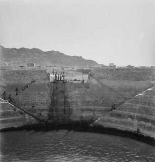 Trinkwasserreservoir : Blick über den Wasserspeicher von Aden zum Hafen