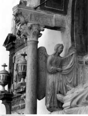 Grabmonument von Kardinal Matteo Aquasparta, Paradebett mit Liegefigur des Verstorbenen, dahinter Draperie mit zwei trauernden Figuren