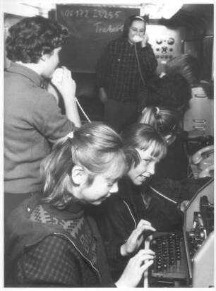 Fahrende Postschule. Zur Ausstattung der Postschule gehören auch zwei Fernschreiber, deren Handhabung hier die Schüler erlernen
