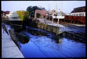 Husum: Hafen bei Ebbe mit Schiff im Bau