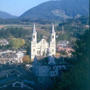 Bruneck. Pfarrkirche Unserer Lieben Frau. Westfassade