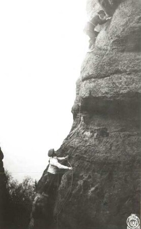 Sächsische Schweiz, Schrammsteine. Kesselturm. Seilschaft Rudolf Fehrmann an der Rinne des Südweges (IV)