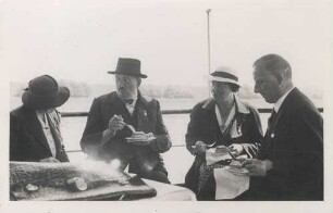 Rotterdam, Hafen. Die Ehepaare Doktor Hannemann-Gotha und Professor Leiterer-Wien auf der Hafenexkursion bei wichtiger Beschäftigung. 30.7.1938
