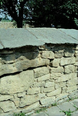 Trockenmauer, mit Schieferplatten abgedeckt