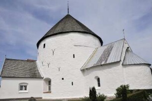 Aakirkeby - Rundkirche : Die Nylars kirke bei Aakirkeby ist eine von vier romanischen Rundkirchen auf der dänischen Ostseeinsel Bornholm. Aufgenommen am 28. Juli 2010