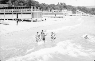 Varna: Einer wird ins Meer geworfen