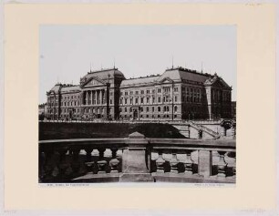 Das Finanzministerium in Dresden am Neustädter Elbufer zwischen Carolabrücke und Augustusbrücke, 1889-1896 gebaut