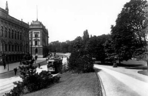 Historische Stadtansicht. Parkanlage mit Straßenbahn