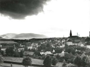 Bystrzyca Kłodzka (Polen/Habelschwerdt). Stadtansicht. Blick gegen den Heidelberg (Jagodna, 977 m) im Habelschwerdter Gebirge (Góry Bystrzyckie)