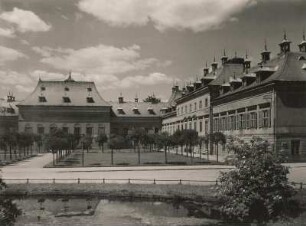 Dresden-Pillnitz. Schloss Pillnitz. Neues Palais und Kapellenflügel (1818-1826). Ansicht mit Fliederhof