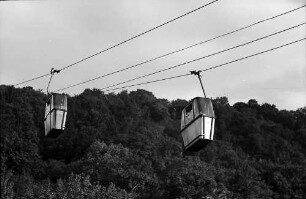 Freiburg: Kabinen der Schlossbergbahn in der Luft