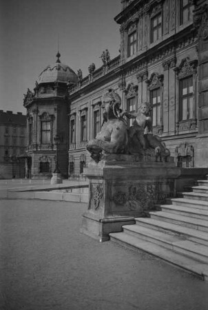Sphinx mit Putto