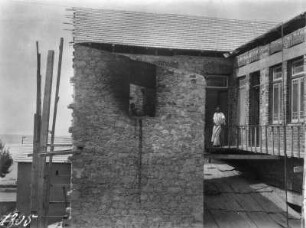 Gemauertes Haus : Mann auf der Veranda eines gemauerten Hauses