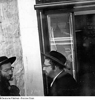 Zwei orthodoxe Juden vor einem Laden
