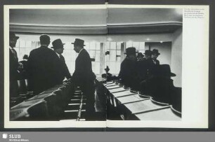Vor dem Gottesdienst in der Düsseldorfer Synagoge unterhalten sich die Männer