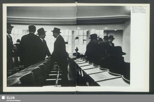 Vor dem Gottesdienst in der Düsseldorfer Synagoge unterhalten sich die Männer