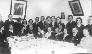 Gruppenbild mit Etha und Hans Richter, wohl in Dorpat