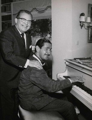 [Jaime de Mora y Aragón am Klavier]