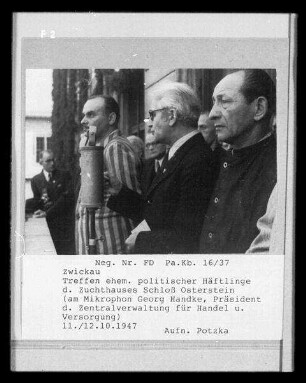 Zwickau, Treffen ehem. politischer Häftlinge des Zuchthauses Schloß Osterstein (am Mikrofon Georg Handke, Präsident der Zentralverwaltung für Handel und Versorgung)