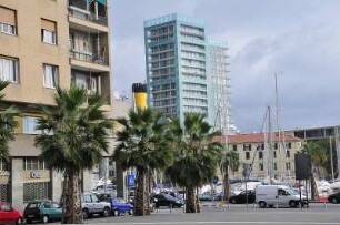 Savona - Bürohochhaus : Am Yachthafen steht dieses Bürohochhaus. Aufgenommen am 8. Oktober 2009 in der ligurischen Hafenstadt Savona