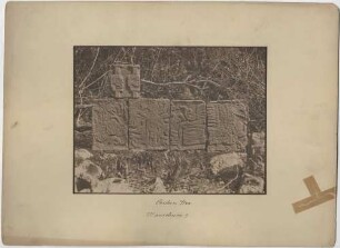 "Fundstücke aus dem Bereich Tzompantli/Plattform der Tiger und Adler (Reliefs). Mausoleum II. Flacherhabene Skulpturen, von mir ausgegraben. Auch hier hält jeder Adler ein Ei in der rechten Kralle. Ausgrabung von Teober Maler."
