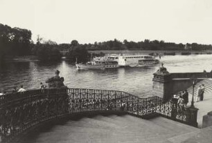 Dresden-Pillnitz, Blick von der Freitreppe des Wasserpalais des Schlosses Pillnitz auf das Fahrgastschiff Friedrich Engels auf der Elbe