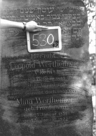 Grabstein 530 (Index: 100111555) Material: Granit Zustand: gut Maße HxBxT: 177x74x32 cm Beschreibung: Stele mit unscharften Konturen, Sockel, Segmentbogenabschluß Besonderheit: Doppelgrab: Grabstein 530B