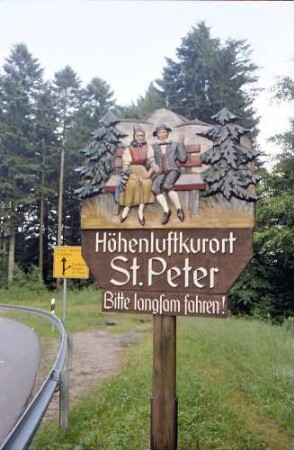 St. Peter: Geschnitztes Ortsschild St. Peter (Trachten)