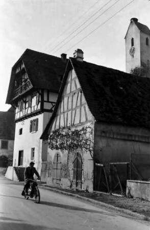 Opfingen: Straße mit gelben Fachwerkhaus vor der "Blume"