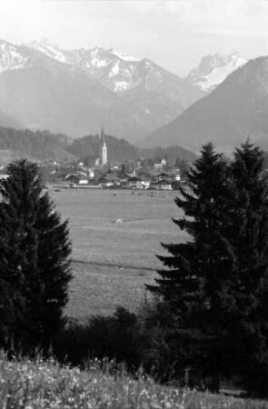 Oberstdorf: Gesamtansicht zwischen Bäumen