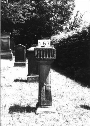 Grabstein 157 (Index: 100085436) Maße HxBxT: 0x0x0 cm: Grabstein 157