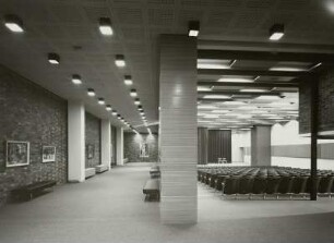 Dresden-Altstadt. Kulturpalast (1966-1969; L. Wiel, W. Hänsch, H. Löschau). Studiotheater (Ausstattung um 1967; Deutsche Werkstätten Hellerau)