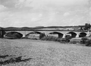 Straßenbrücke über die Lahn bei Leun