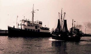 Cuxhaven: Fähre und Fischkutter am Hafen