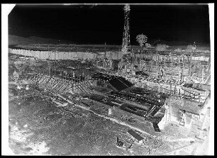 Staustufe Limbach. Wehrbaugrube "L" von der Transportbrücke aus gesehen, Wehrboden bis auf Mittelteil fertig.
