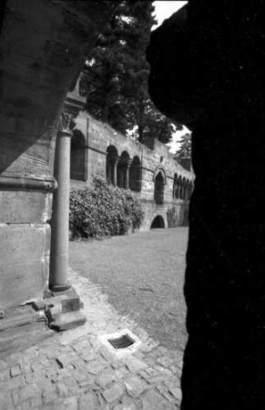 Gelnhausen: Barbarossa-Kaiserpfalz, Durchblick vom Eingang auf Mauer