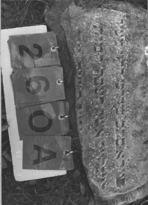 Grabstein 260 (Index: 100009243) Zustand: nur oberstes Stück erhalten Besonderheit: keine Maßangaben: Grabstein 260A