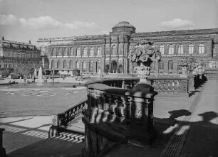 Dresden-Altstadt. Blick über den Zwingerhof zur Gemäldegalerie (1847-1854; G. Semper)