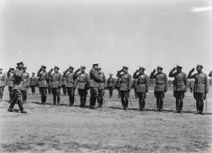 Parade : Parade von Personen in Militäruniformen.