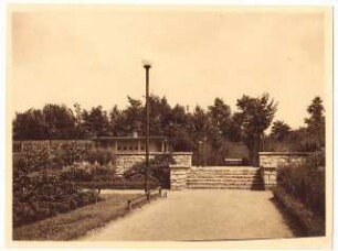 Grünanlage mit Spielplatz, Hindenburg: Natursteinmauer, Treppe, Begrünung und Laube