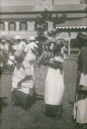 Reisefotos. Tanzende einheimische junge Frauen (vielleicht in der Karibik)