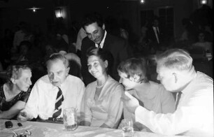 13. Tagung 1963 Medizin; Maikäferrede gehalten von Werner Forßmann: Frau Forßmann, Otto Hahn, M. Heinlein, ?, Werner Forßmann