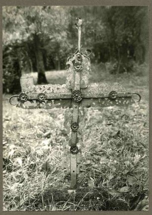 Friedhof. Grabkreuz aus Schmiedeeisen 18. Jh.