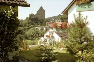 Landeck: Durch Garten der Wohnsiedlung auf Burgruine