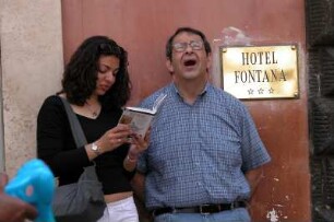 Rom - Erschöpfter Tourist : Mann und Frau stehen am Trevi-Brunnen. Aufgenommen in Rom im April 2004