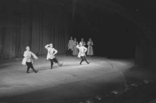 Moissejew-Ensemble im Admiralspalast : Auftritt einer Volkstanzgruppe